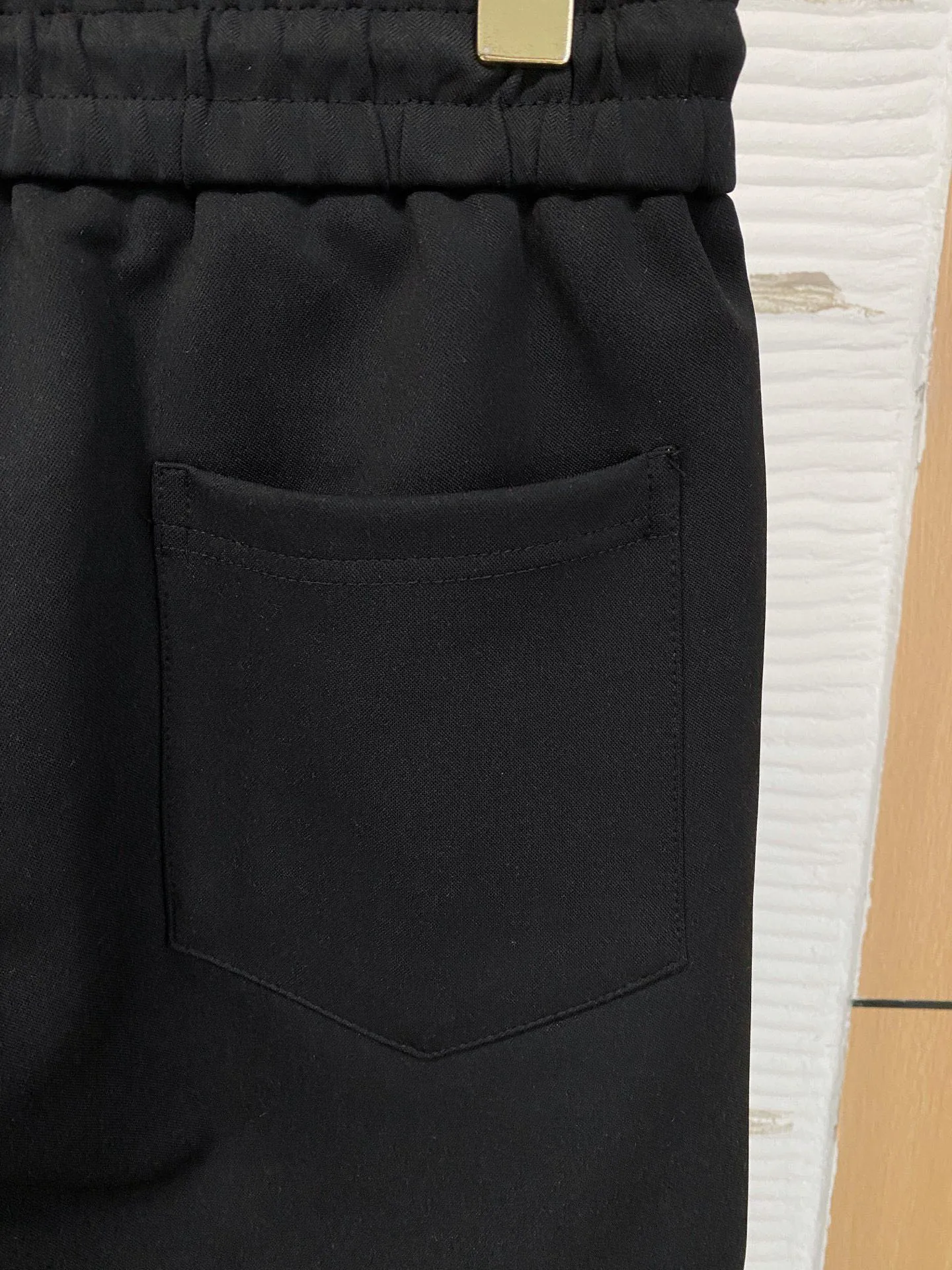 🅿️720 [LV Louis Vuitton] hot-selling suit is coming. Focus on the original version of the official website. 2025 new hot-selling cardigan and sweatshirt suit. The original order is the best. 🇭🇰The meticulous work of top designers. It has a fitting and perfect upper body effect. All-natural high-quality Tencel Roman cotton 100%, close-fitting comfort, noble and elegant! Original hardware embodies elegance and nobility! Counter size: M-3XL (maximum wear up to 190 pounds)
